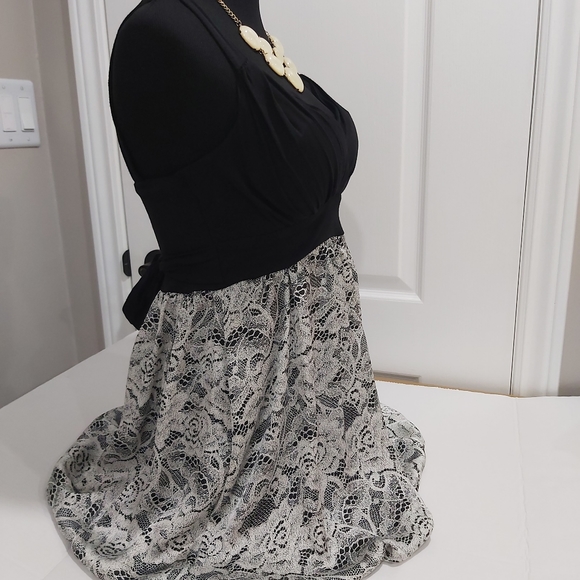 Smartset V-neck black on top and patterned bottom dress, Size: XS- 0/2 - Picture 4 of 10